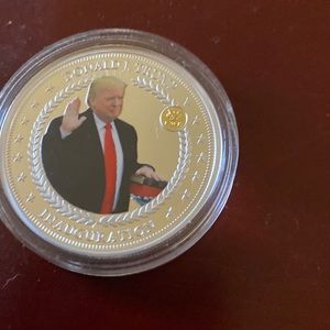 Silver plates Trump coins